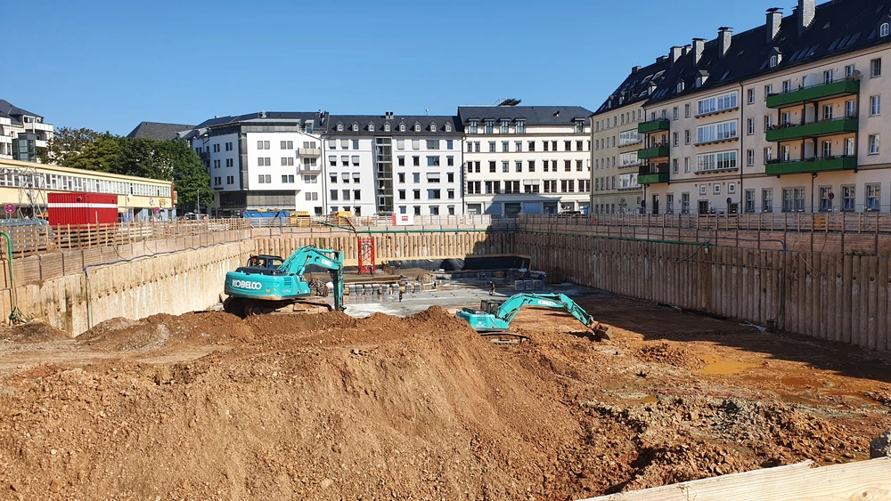 Bagger von Hönisch Bau in der Baugrube des Getreidemarkt Chemnitz